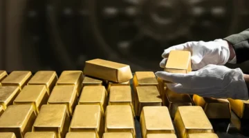 الذهب يتراجع عالمياً مع تصاعد قوة الدولار في الأسواق الدولية للمرة الأولى